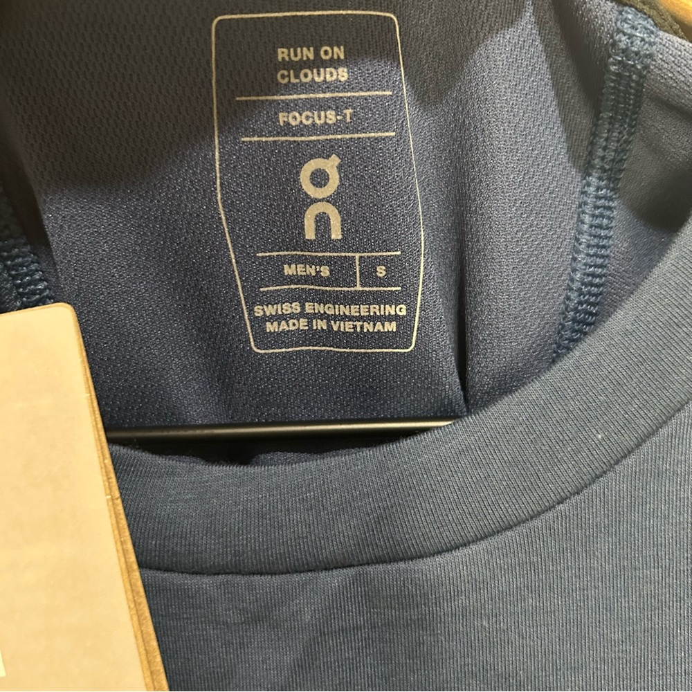 ON Running Focus T-Shirt Men’s Small – Denim Blue – Lightweight Activewear – NWT - Picture 3 of 6